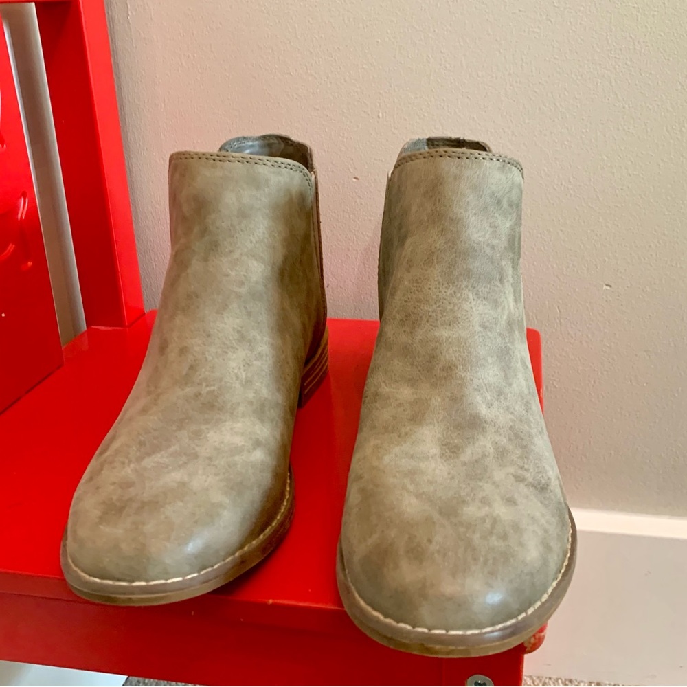 NWOT ROXY ANKLE BOOTS